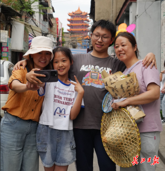 6月9日傍晚，2024年高考结束后考生和家长来到武昌得胜桥老街拍照留影。 记者何晓刚 摄