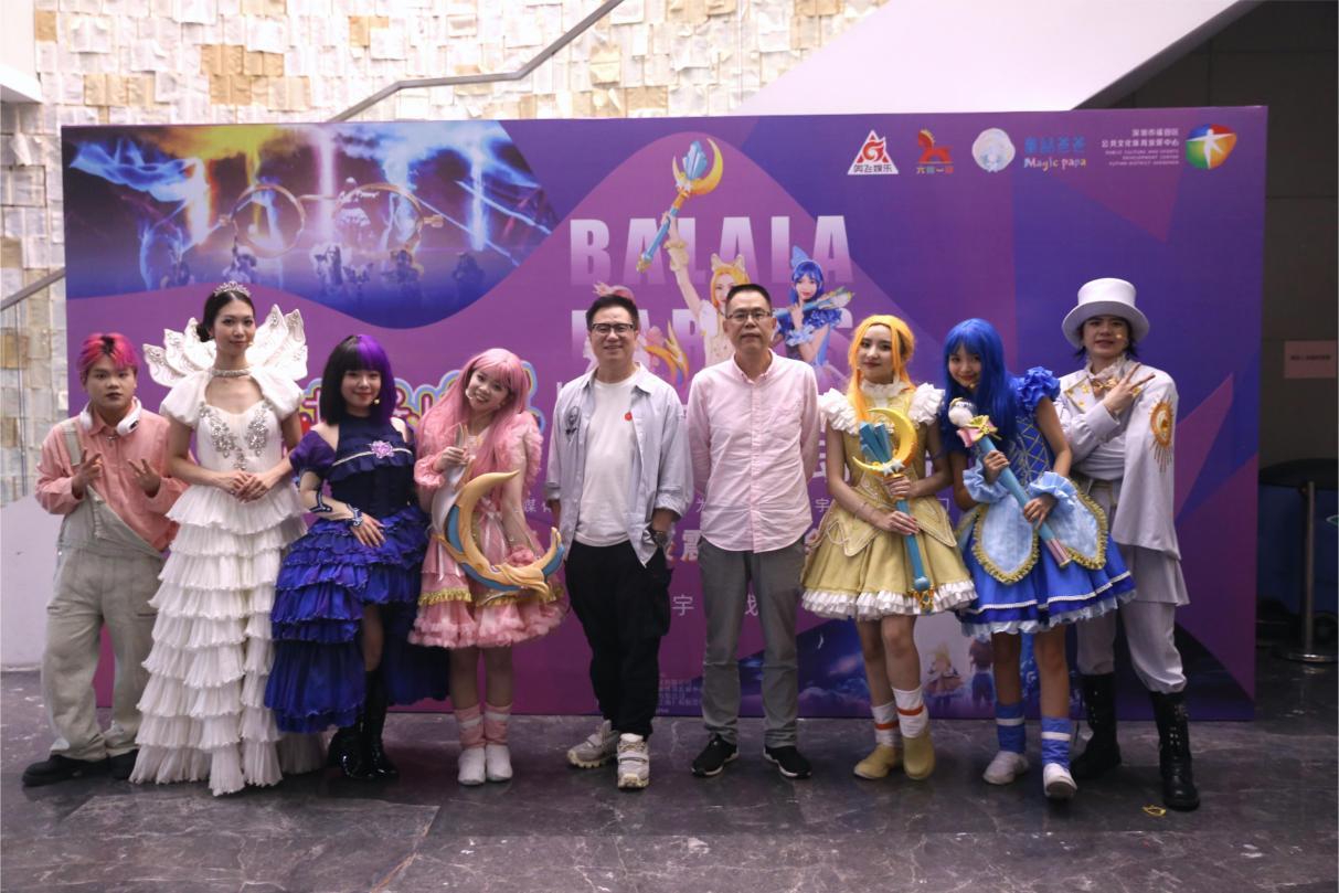 原著作者、舞台剧总导演、总编剧周艺文（左五），著名诗人、评论家、戏剧策划人周瑟瑟（左六）与演员们在一起