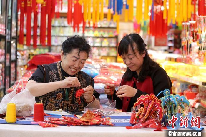 6月初,庆阳香包绣制市级传承人李彩云和绣娘赶制绣品。盘小美 摄