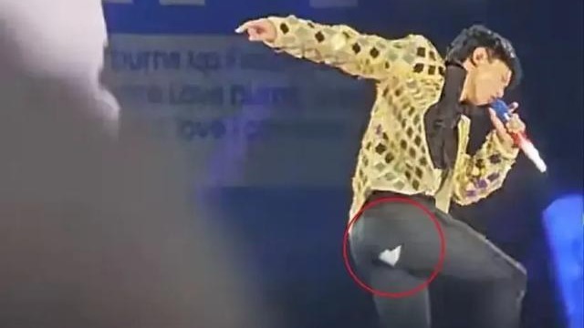 张杰演唱会裤子崩裂，用手遮挡破损部位，数万歌迷面前太尴尬封面图