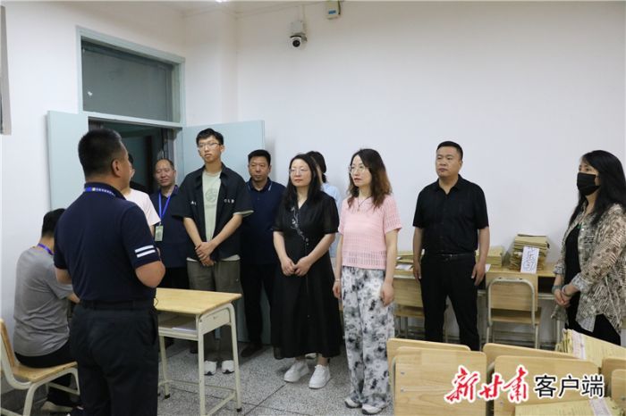 考生、家长代表参观评卷现场