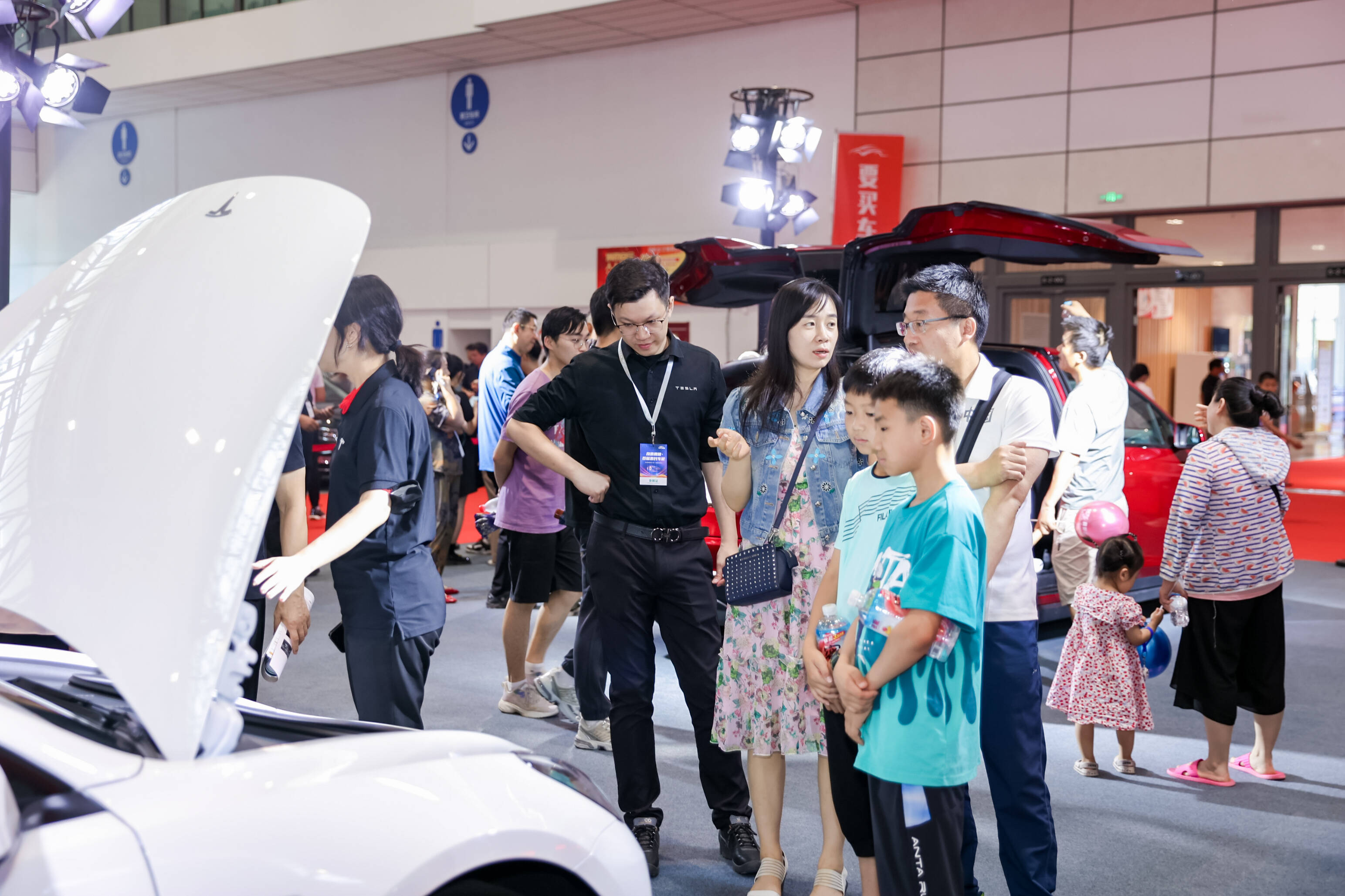 在去年6月举办的“约惠槐荫&middot;首届惠民车展”现场，多家车企参展、人潮涌动