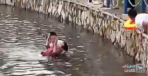 施救(视频截图)