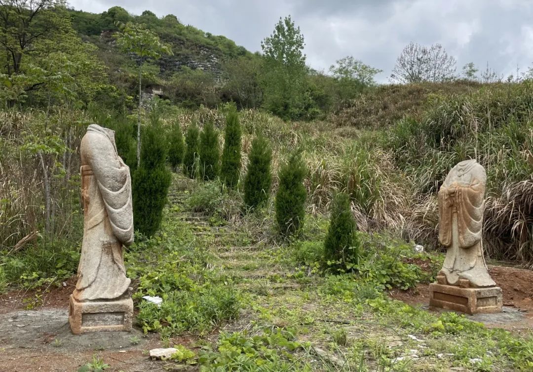 位于敷陽山鳳凰嶺的王韶與夫人合墓，墓前有石翁仲。 楊振雩/攝