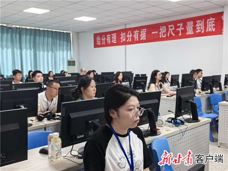 评卷教师聚精会神评阅试卷