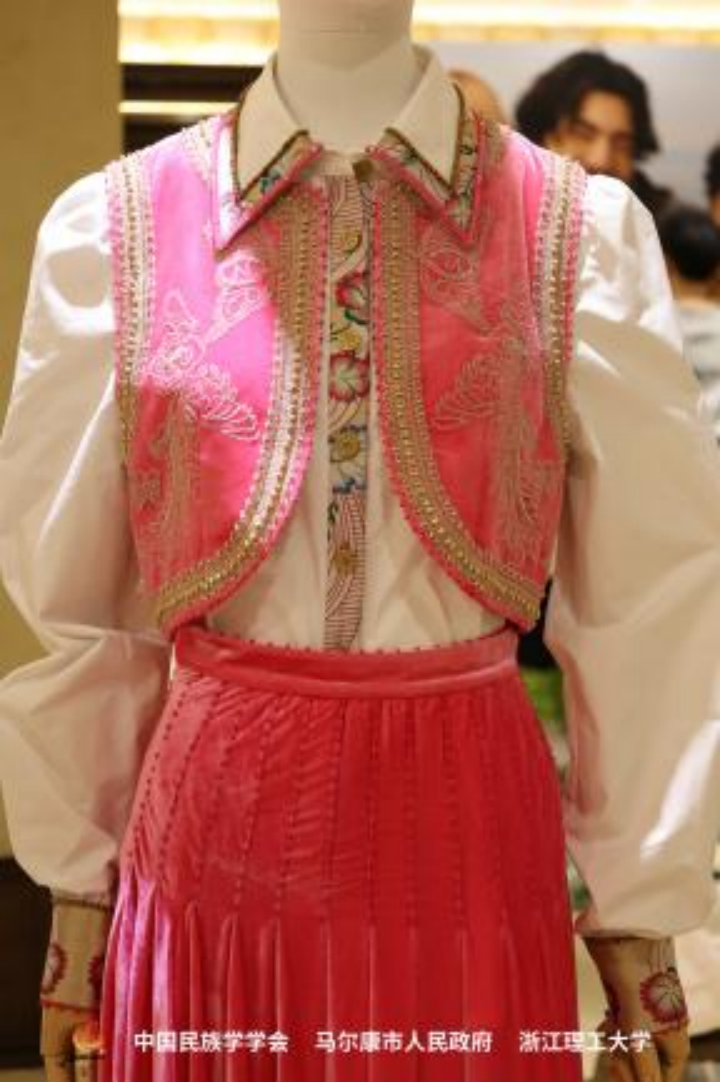 浙理携手品牌设计师&嘉绒藏族非遗代表谱写"共同体"民族时尚