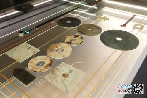 以“复原”的场景化形式展示的海昏侯刘贺墓主棺玉器。