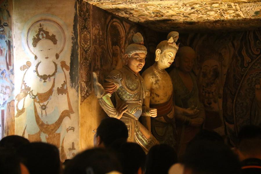 5月4日,游客在甘肃省敦煌市博物馆参观.新华社发(张晓亮 摄)