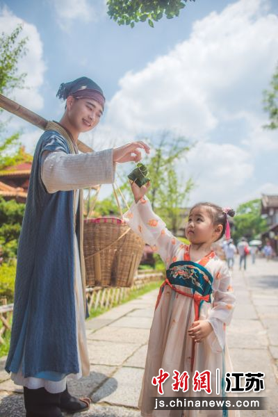 旅客千里浸式体验传统非遗阵势。 李慧 摄