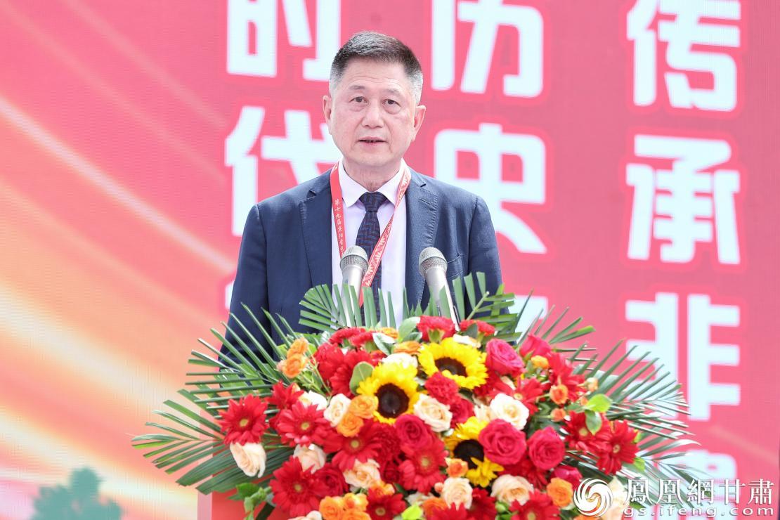 中国非物质文化遗产保护协会会长王晓峰表示，小小香包已成为庆阳乃至甘肃的大名片。任磊　摄