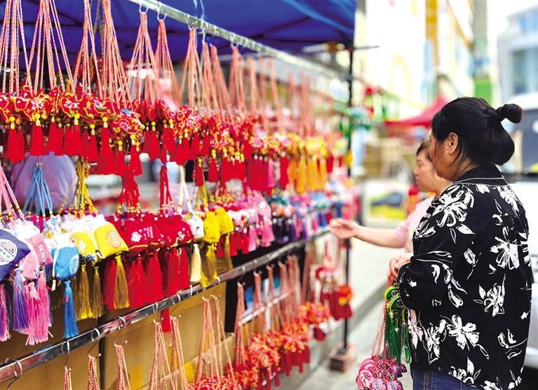 市民选购香包