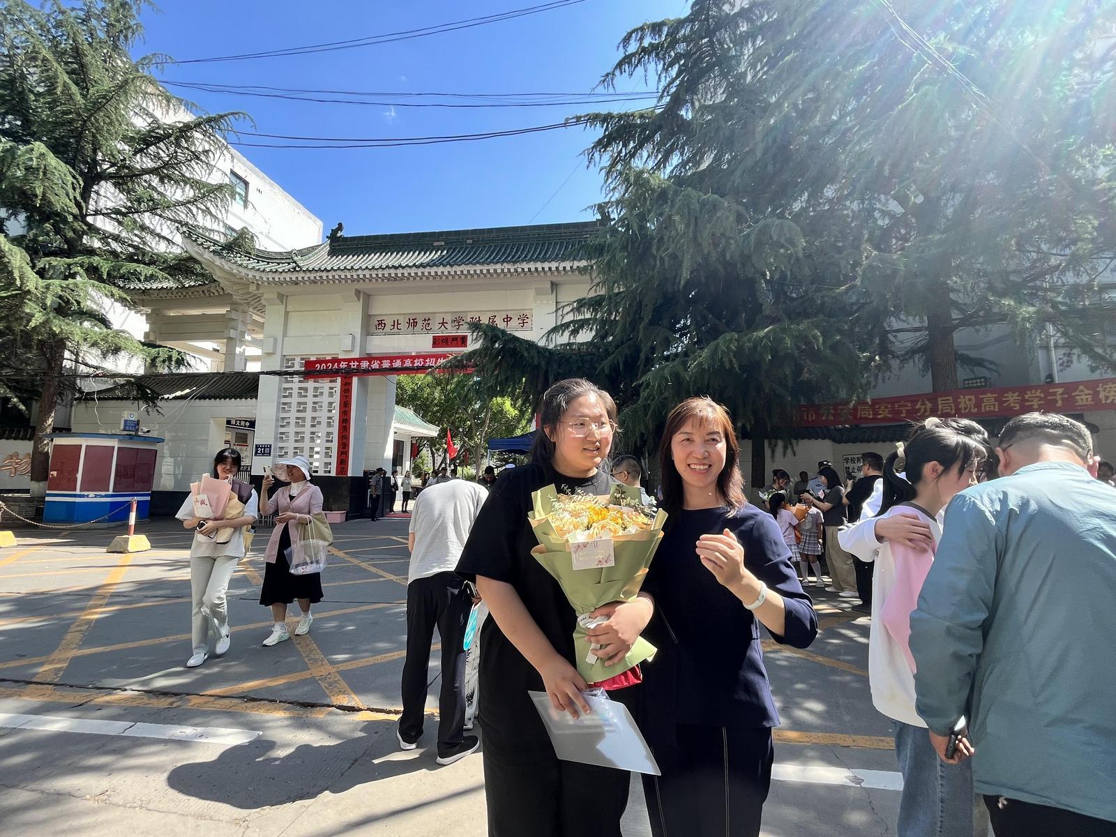 迎接考生的家长
