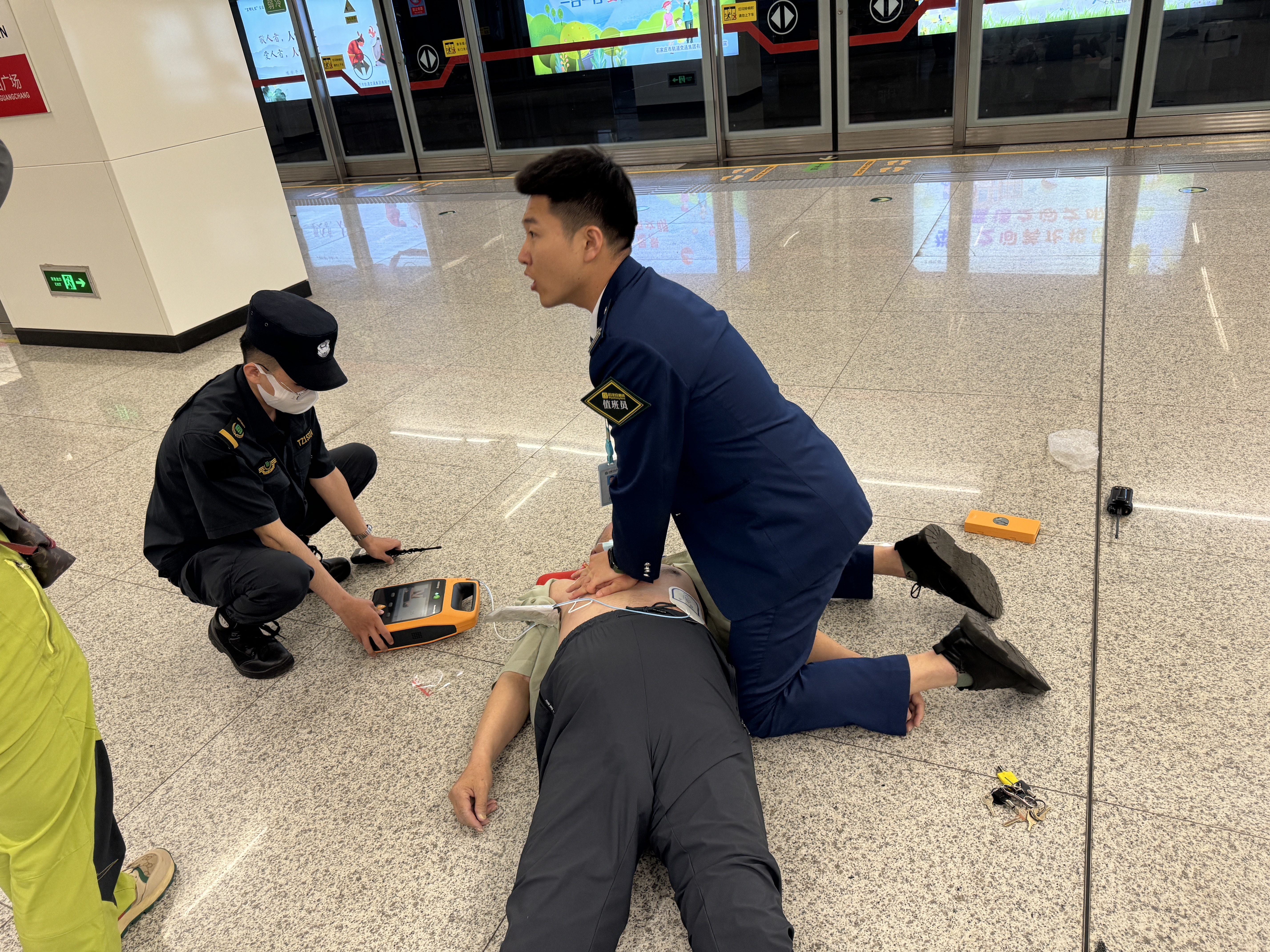 6月7日，石家庄地铁工作人员抢救心脏骤停患者