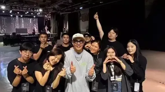 太寒酸！具俊晔菲律宾演出场地内景曝出：占地30平、24把椅子、4个大灯封面图