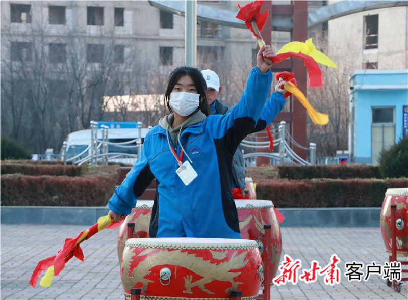 渭源县龙亭中学的学生在大课间练习太平鼓 新甘肃·甘肃日报通讯员 蔡扬宗