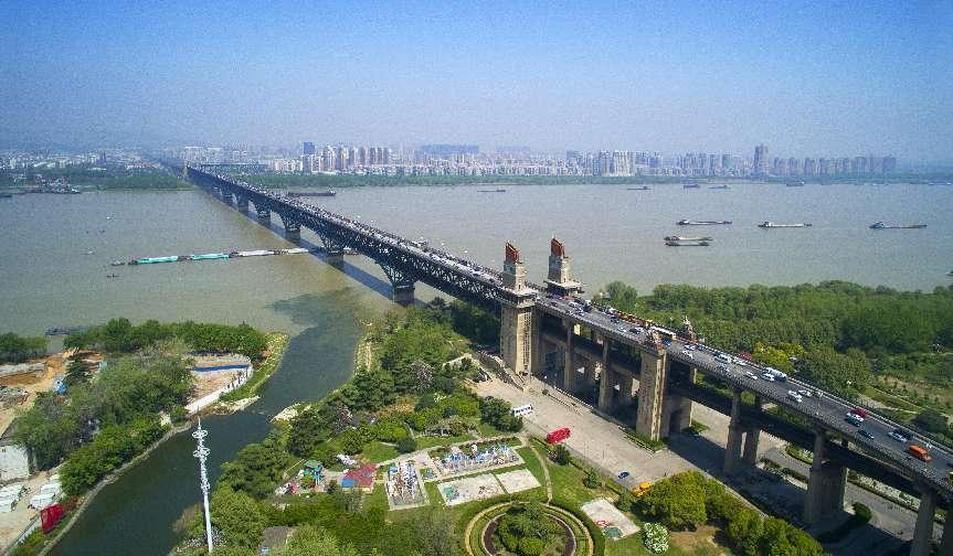 长江上第一座由新中国自行设计和建造的双层公铁两用桥梁南京长江大桥