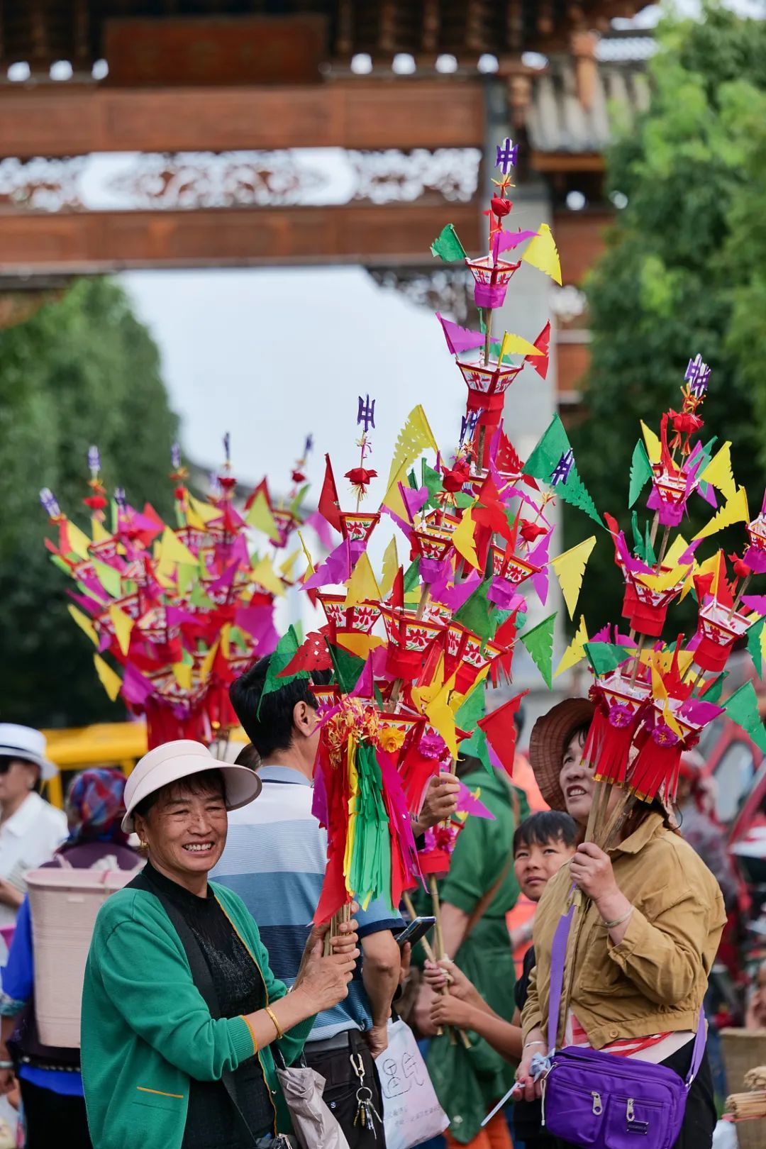 △2023年8月，大理，火把節(jié)之前，在喜洲古鎮(zhèn)的居民集市上，售賣斗的小商戶。（圖/視覺中國）