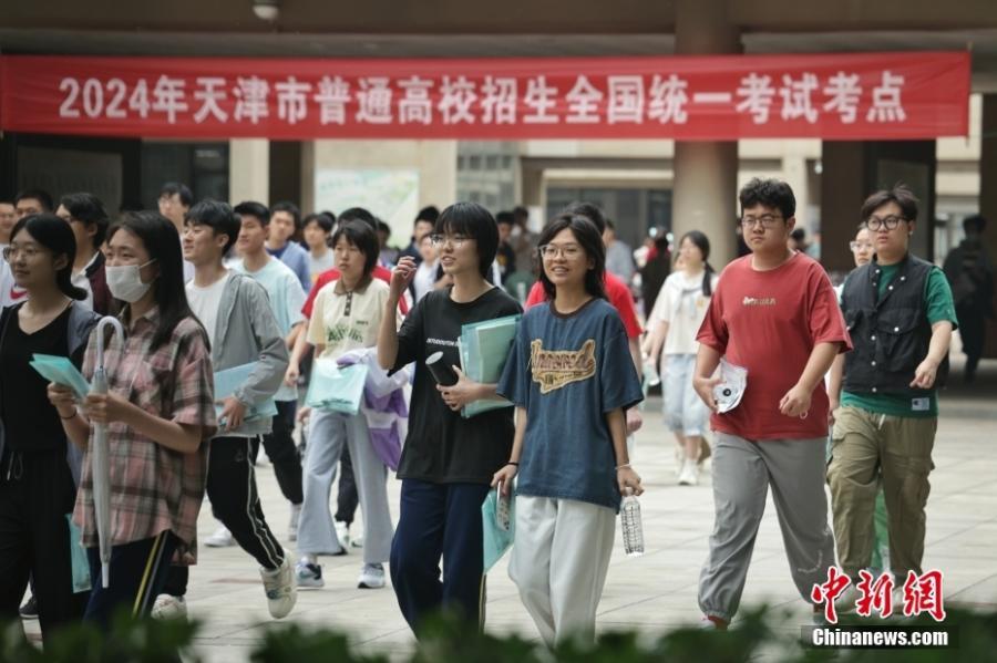 6月7日，天津一考点，考生走出考场。当日，2024年全国高考拉开帷幕。中新社记者 佟郁 摄