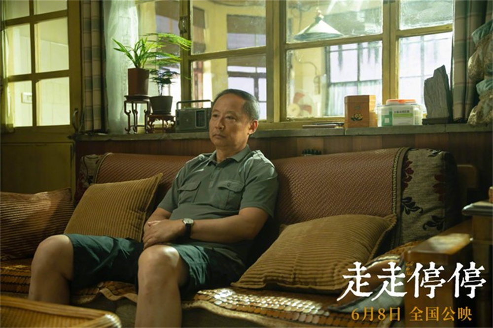 老爸吴明发(周野芒 饰)