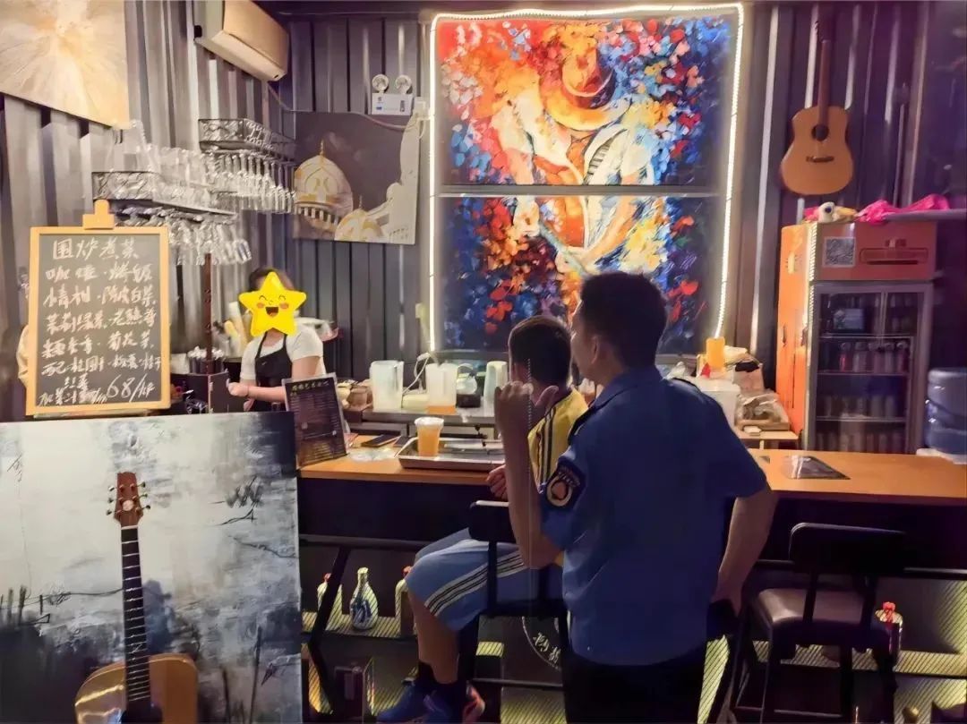 ▲城管分局安排执法人员至现场调查,对相关店铺负责人进行了告知教育