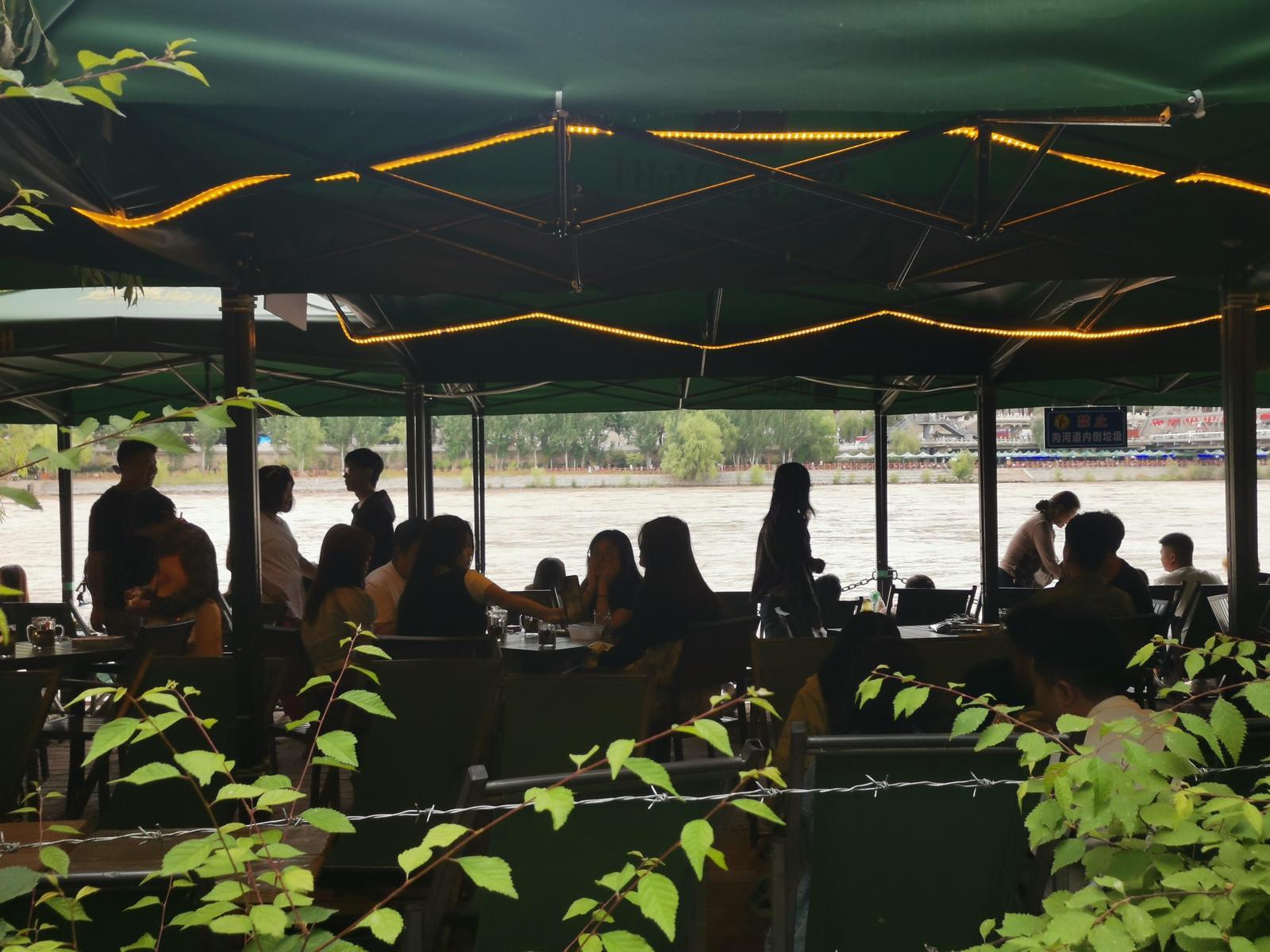 在黄河边茶摊休息的游客