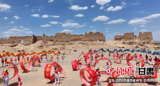 图为今年端午假期,敦煌玉门关遗址景区上演“双龙抢珠”“翻江倒海”等多种舞龙阵式,传递着吉祥寓意、幸福安康。玉门关遗址景区供图