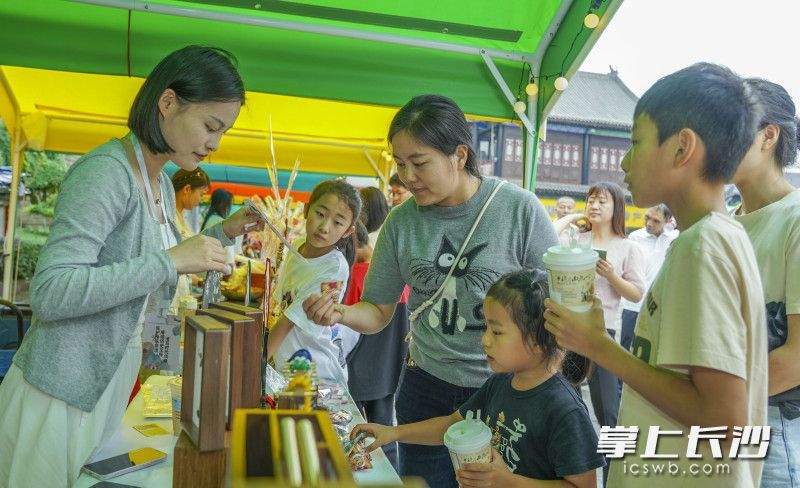 6月10日至17日，市民朋友可以在活动现场赏非遗节目展演、逛夏日文旅集市、尝地道民俗美食。