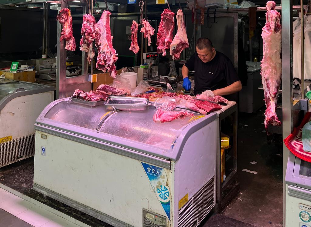 图为北京牛街一家牛肉商铺（6月12日摄）。 新华社记者韩佳诺