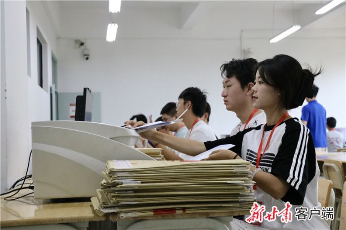 工作人员正在进行试卷扫描