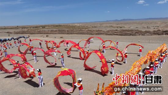图为今年端午假期,敦煌玉门关遗址景区上演“双龙抢珠”“翻江倒海”等多种舞龙阵式,传递着吉祥寓意、幸福安康。玉门关遗址景区供图