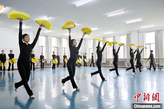6月6日，吉林长春，长春人文学院的学生排练东北秧歌。(资料图) 张瑶 摄