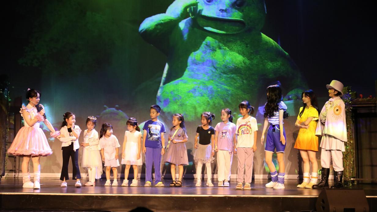 现场孩子走上舞台与演员一起进入剧情，进行沉浸式互动