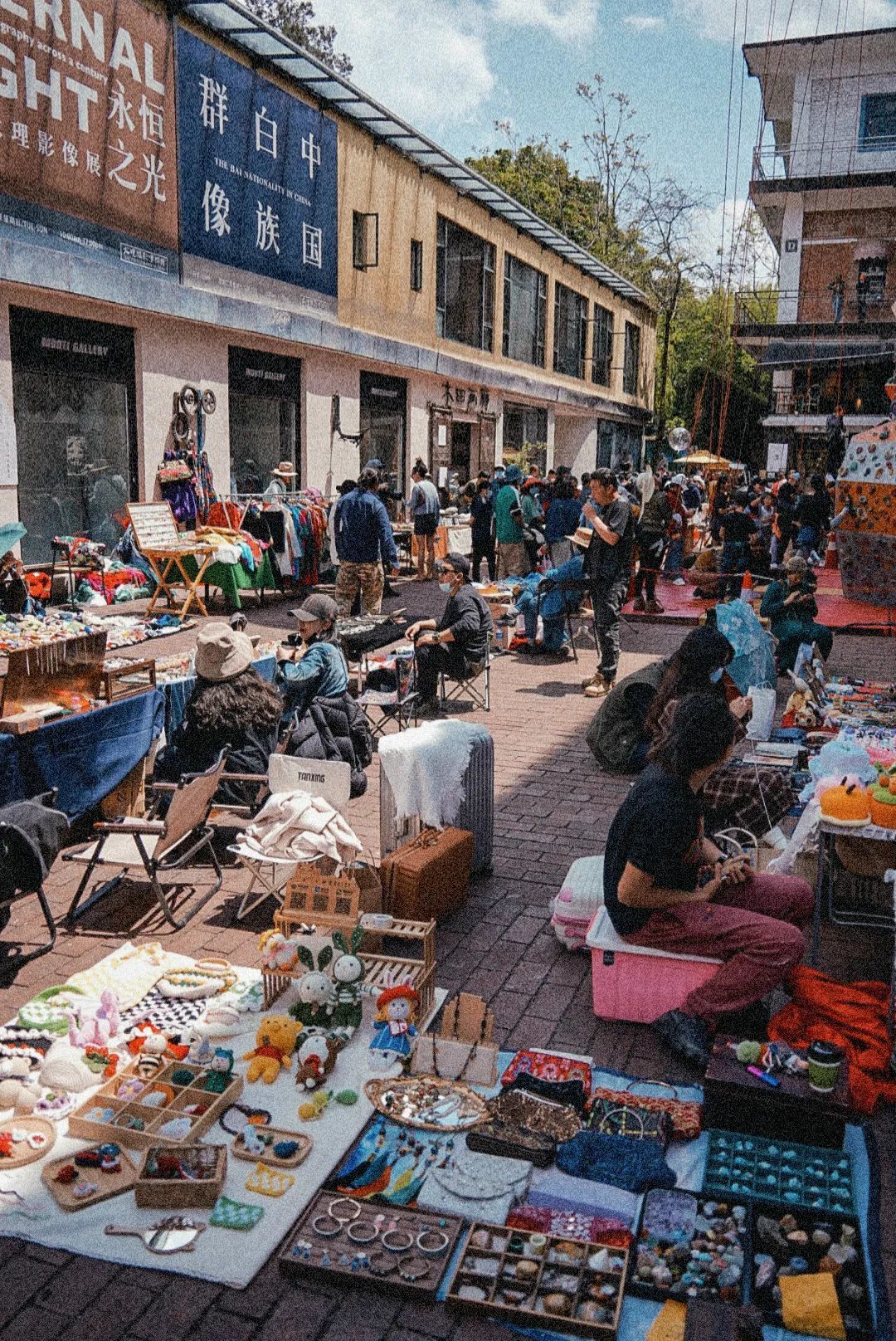 △早期的床單廠市集。過去很多出來大理的人，會(huì)首選擺攤創(chuàng)業(yè)。（圖/受訪者提供）