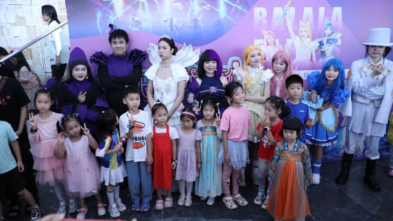 演出结束后，演员与孩子们合影