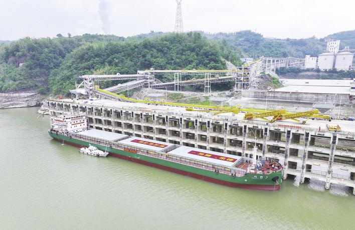 万州新田港与宁波舟山港江海联运航线稳定运行。