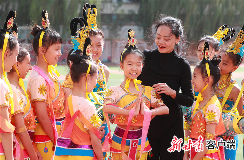 敦煌市南街小学飞天舞社团指导教师手把手教学生舞蹈动作 新甘肃·甘肃日报通讯员 张学军