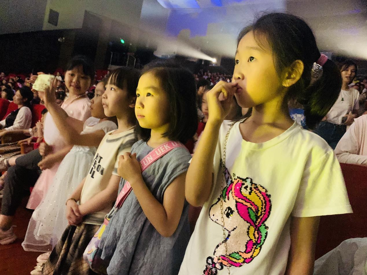 现场的孩子被剧情吸引