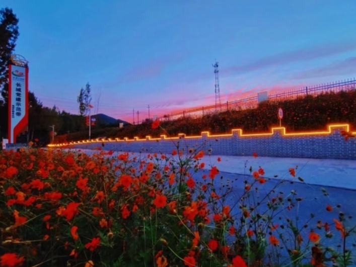 “长城党建示范带”示范村海港区石门寨镇柳条庄村傍晚景色。