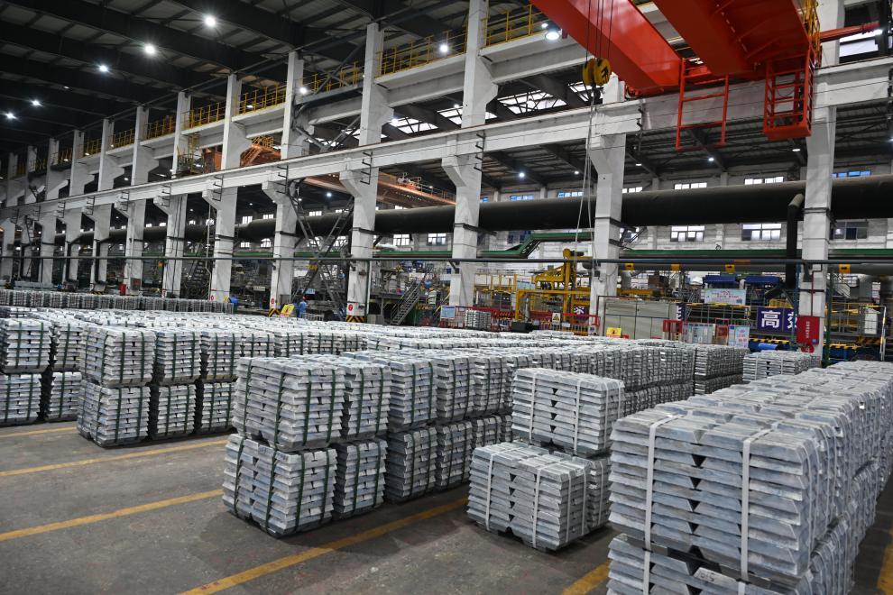这是6月3日拍摄的常宁市一家有色金属冶炼企业生产的锌锭。（新华社记者 刘力航 摄）