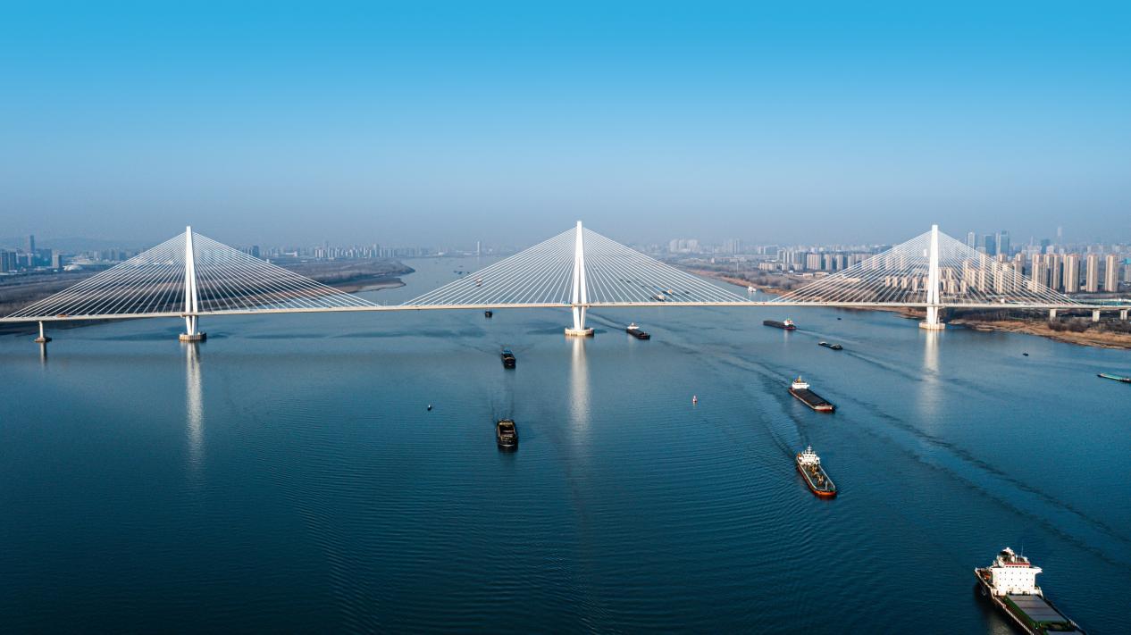 南京五桥主桥采用三塔叠合梁斜拉桥方案南京五桥主桥为中央双索面三塔