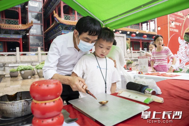 游园会现场邀请了湘绣、剪纸、拓印、编织、乔氏正骨术等非遗项目的传承人手把手教授市民游客学习非遗技艺，开展非遗项目互动体验。