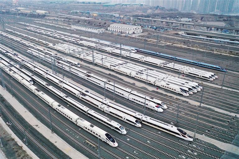 动车组列车在兰州西动车所集结待发