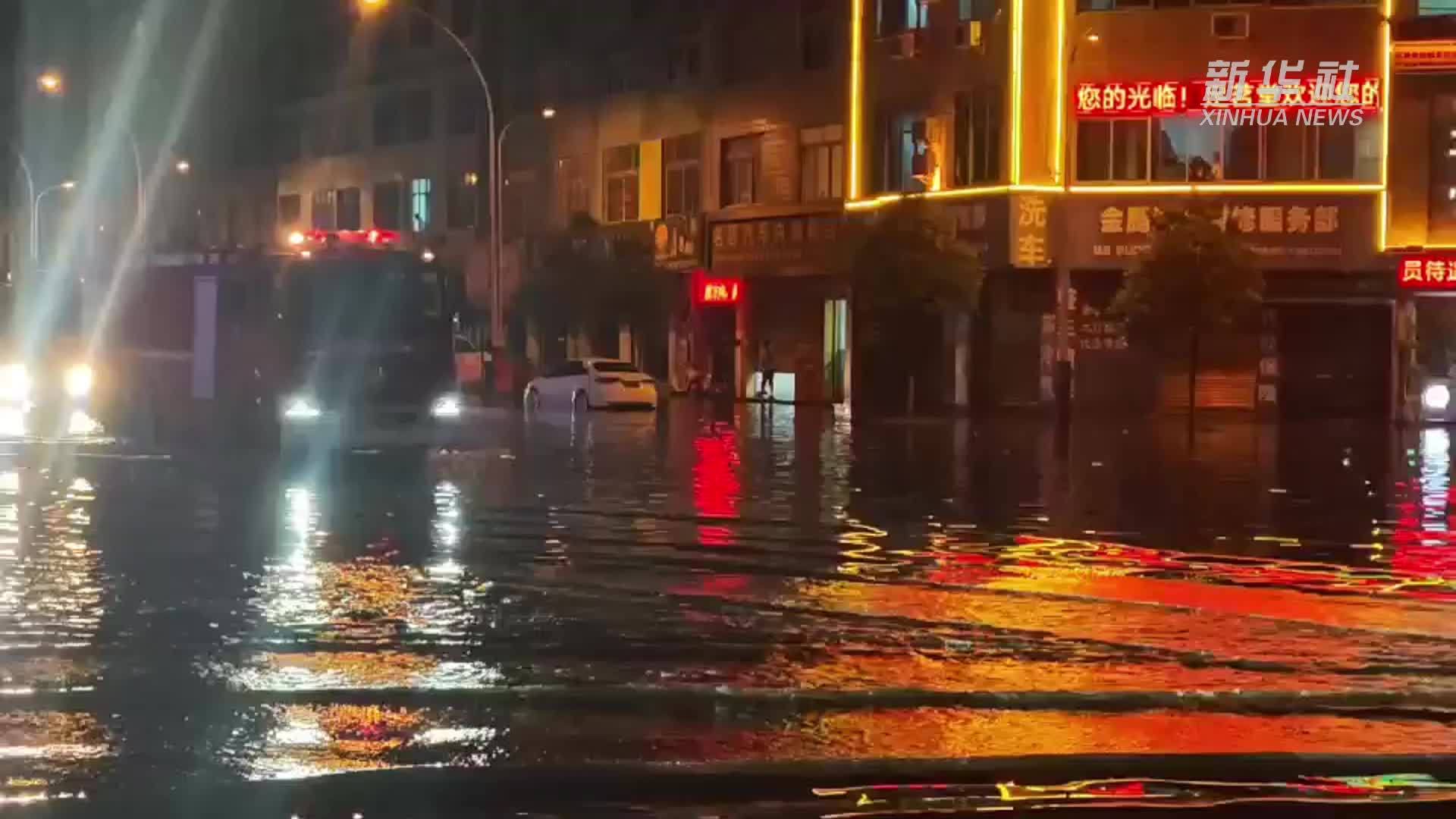 云南多地突降暴雨 消防紧急疏散被困群众