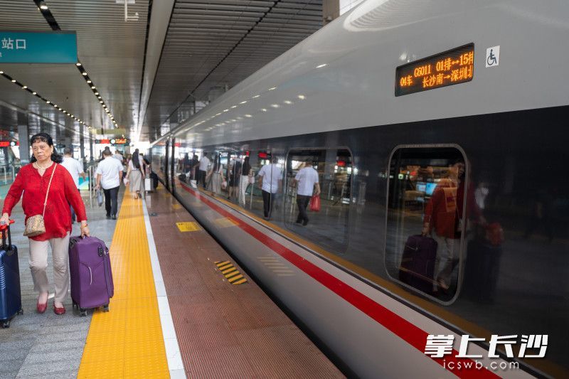 该趟列车终到站是深圳北，从长沙南至广州南的运行时间为1小时59分钟。