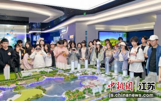 昆山依托全市三级就业公共服务平台与“家门口”就业服务站，从“唤雁还乡”“迎雁来栖”“助雁成长”“爱雁护航”四个方面，全方位服务应届高校毕业生、已在昆工作的高校毕业生和在海外工作的昆山籍毕业生。图为组织青年学子“走昆山”“阅变化”“悦生活”。