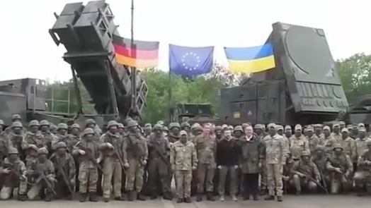 泽连斯基访德基地，观看乌军受训操作“爱国者”