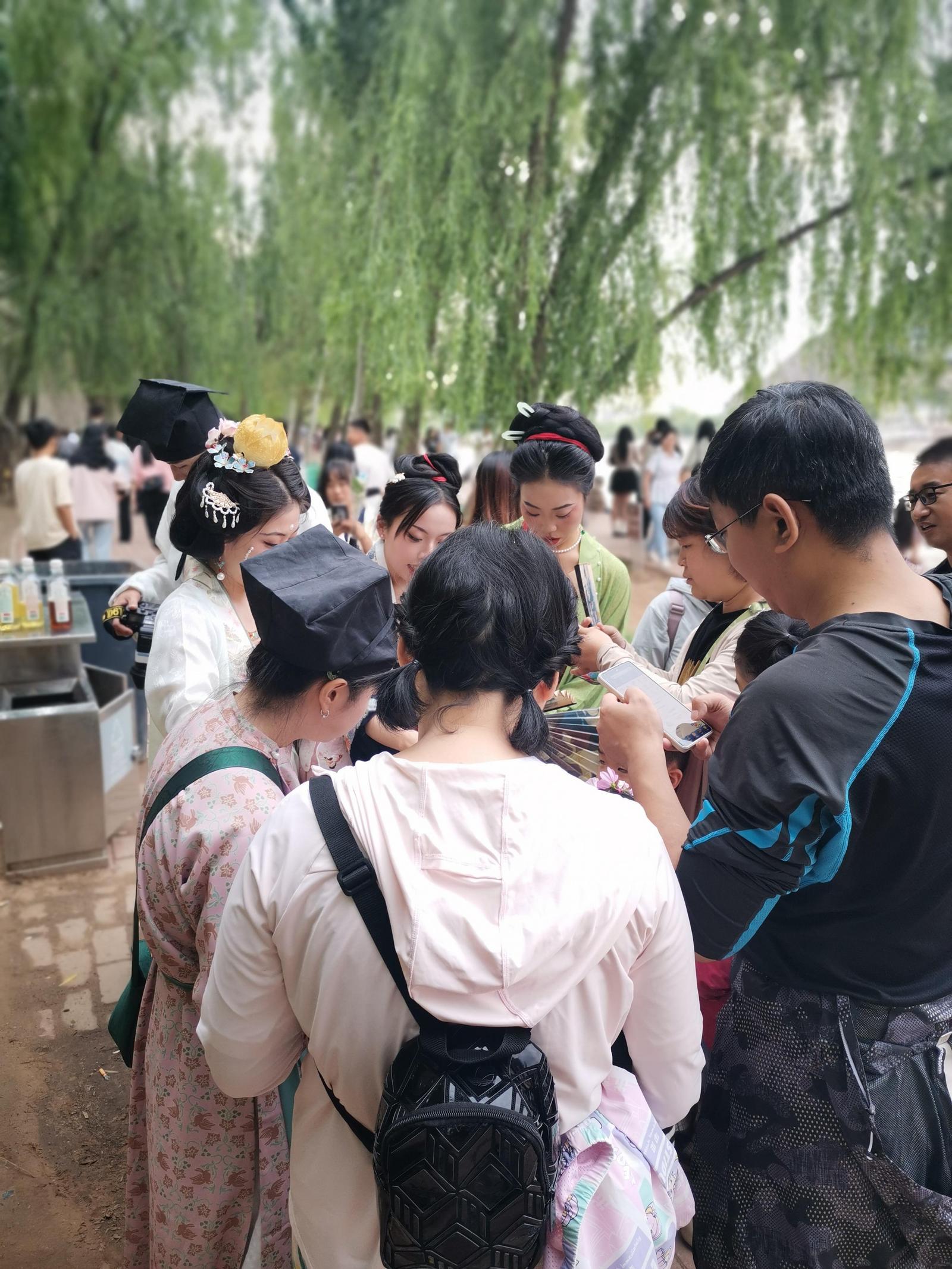 身着汉服的少女们介绍民俗工艺品