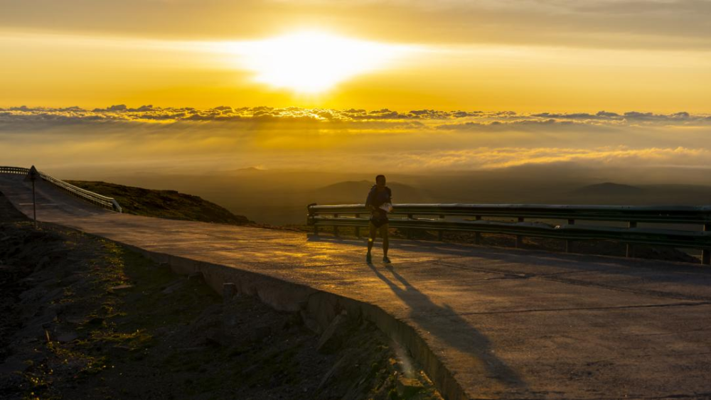 往届长白山天池云路登山赛选手登山