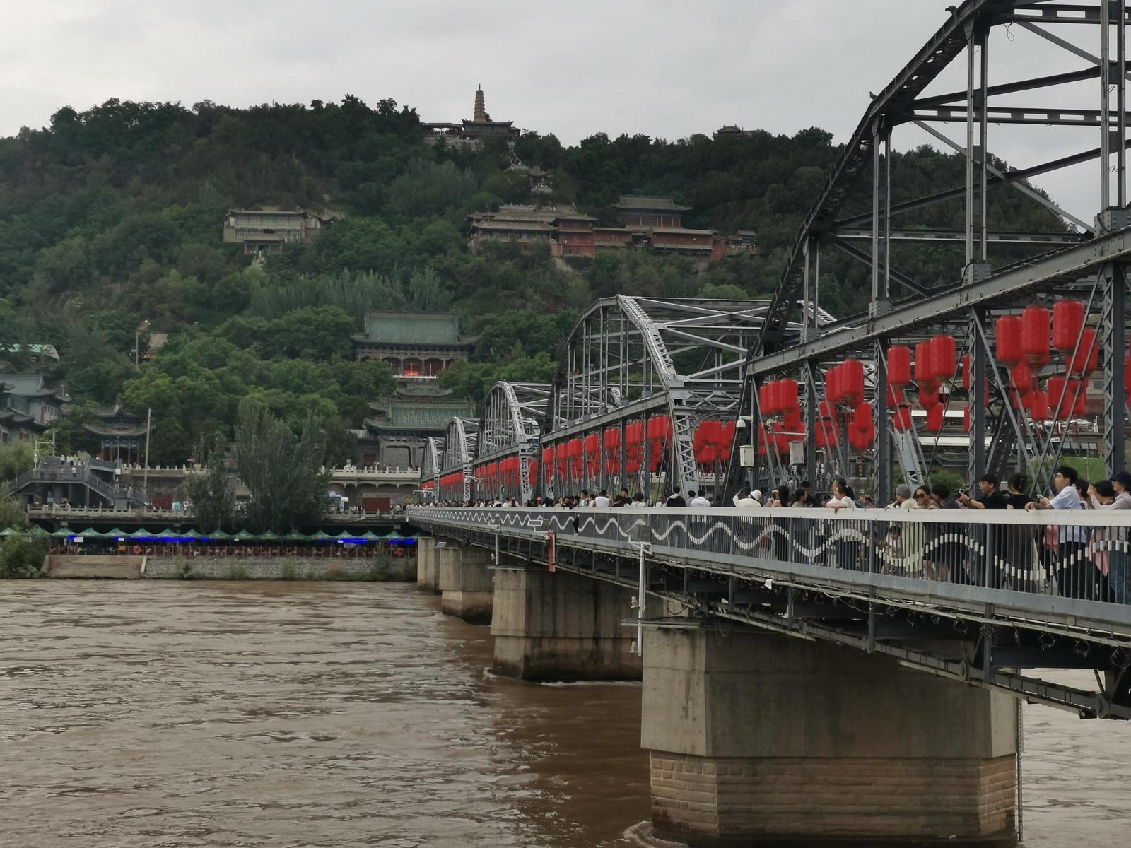 中山桥游客络绎不绝