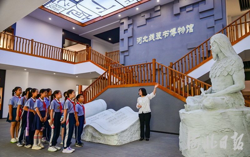 6月21日，吴桥县实验小学的学生在河北线装书博物馆参观。